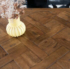 Versailles parketvloeren bieden een delicate textuur aan de tafel.