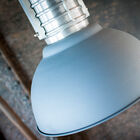 De prachtige hanglamp is gemaakt van geborsteld en gelakt aluminium.