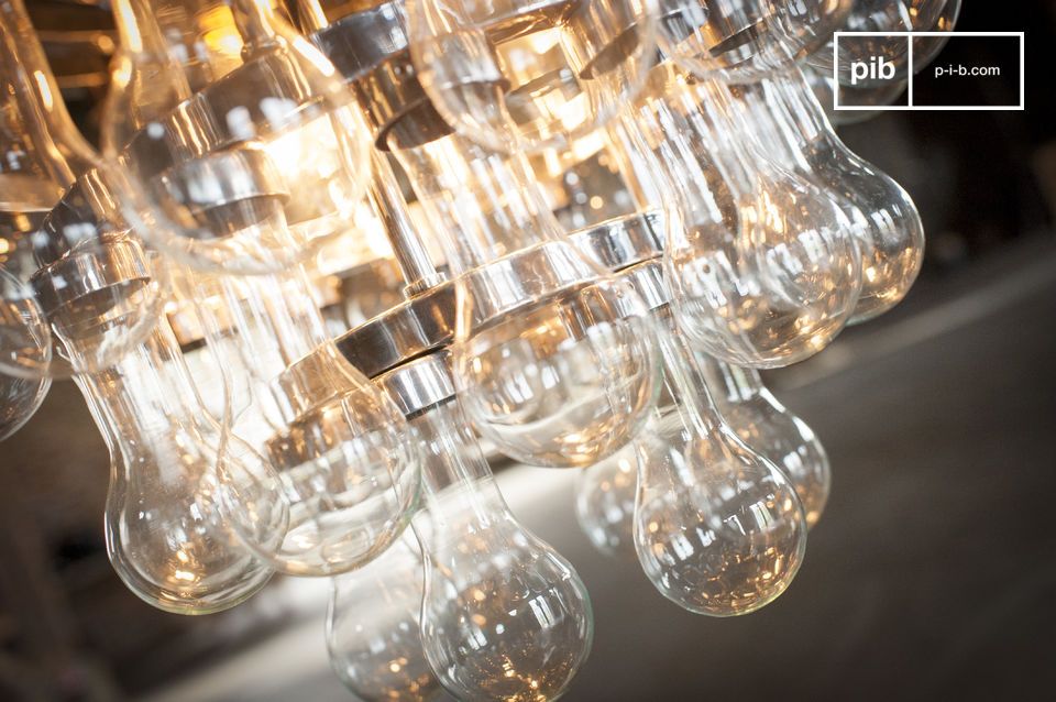 4 lampen zijn genoeg om de hele kroonluchter te verlichten.