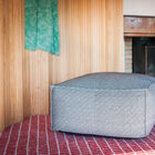 Grote elegante zwart-witte poef met geometrische patronen.