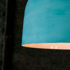 Het onderstel is bekleed met een mooie matte turquoise kleur.