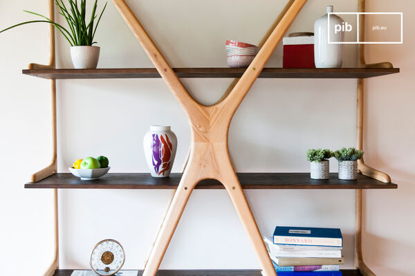 Deze hoge boekenkast in massief essenhout combineert een origineel design met zorgvuldige