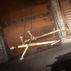 De hangende kroonluchter heeft een luchtige uitstraling.