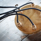 Een messing deksel, onderbroken door elegante gouden bouten.