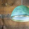 Ruw aspect met een matgroene patina en zeer nette gouden messing accenten.
