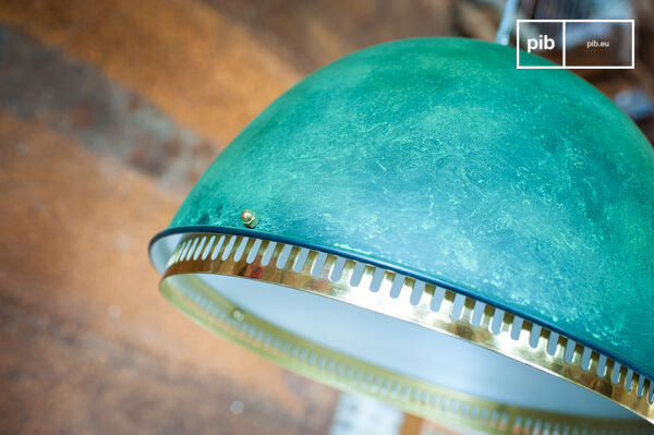 Grote metalen hanglamp in vintage stijl.