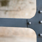 Detail van de structuur van de XXL spiegel met metalen frame.