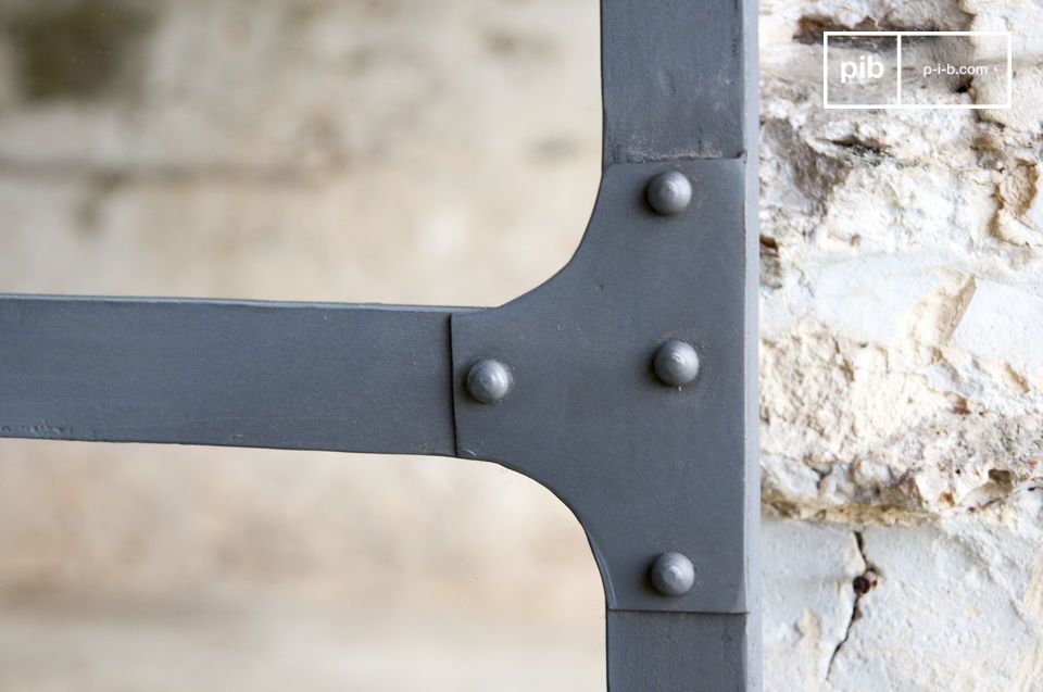 Detail van de structuur van de XXL spiegel met metalen frame.
