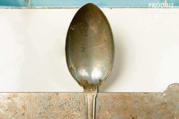 Drei Haken und eine schräge Note für Ihre Wand