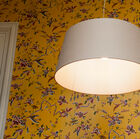 Ein lasiertes Holzstück welches sich über dem Lampenschirm befindet macht die Lampe zu etwas