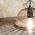 Seine Scheibe wird von einer kleinen Kappe überragt, in der sich die Fassung befindet.