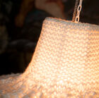 Aus der Lampe treten eine kleine Kette und ein schwarz-weißer Faden hervor.