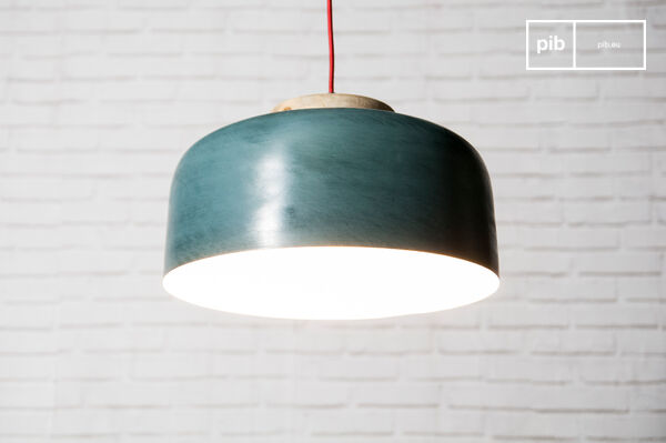 A suspended luminaire combining colour and Simplicity.
