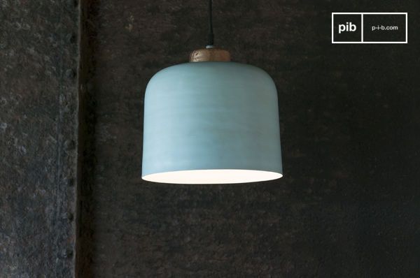 Prachtige blauwe metalen ophanging van groot formaat.