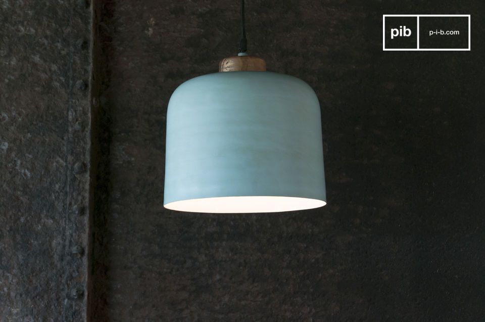 Prachtige blauwe metalen ophanging van groot formaat.