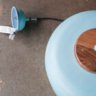 Een sublieme combinatie van donker hout en turquoise metaal.