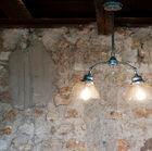 De plafondverlichting is uiterst esthetisch en verfijnd.