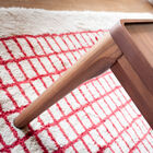 Das Tablett hat einen kleinen Rand, um zu verhindern, dass Gegenstände herunterfallen.