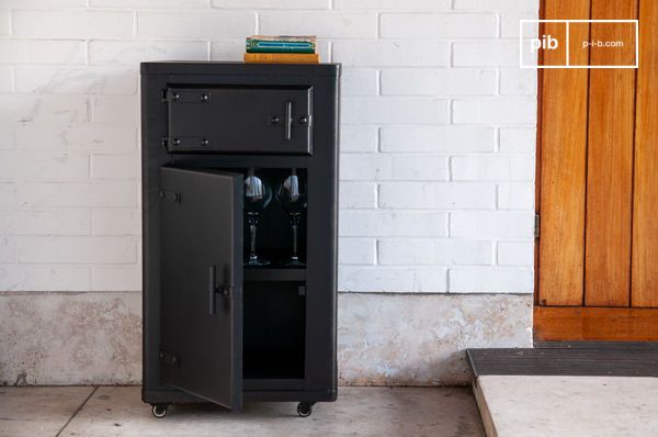 Een retro industriële stijl kleerkast