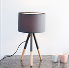 Mooie driepootlamp met een Scandinavische geest.