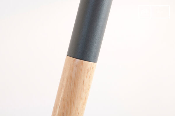 Perfecte afwerkingen, in metaal en een ander uiteinde in mooi afgerond gelakt hout.