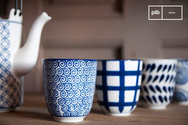 The tea set Hivana includes a teapot and four cups without handles