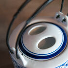 Elk kopje heeft dezelfde marineblauwe kleur en een individueel geometrisch patroon