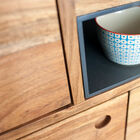 Der Schrank hat dezente runde Griffe mit Einlagen.