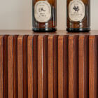 So passt sich das hohe Sideboard sowohl an Vintage-Umgebungen als auch an zeitgenössische