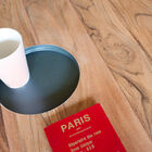 Die Decke ist aus massivem Akazienholz gefertigt.