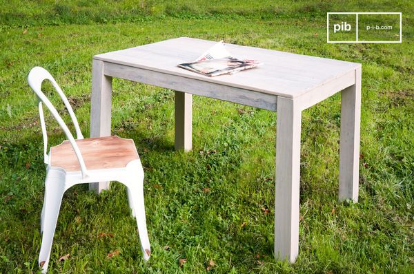 Perfekt als Schreib- oder Esstisch. Der Charme einer lasierten Fertigstellung.