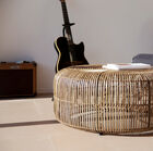 A 100% rattan round table with a pleasant visual lightness.
