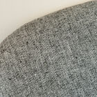 Lichtgrijze stof met een licht gevlekte tweed look.