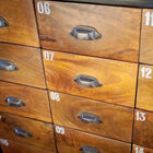 De mooie handvatten in de vorm van de halve maan laten ons denken aan de oude fabrieken.