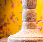 Witte lamp van verouderd hout, geïnspireerd op antieke en chique interieurs