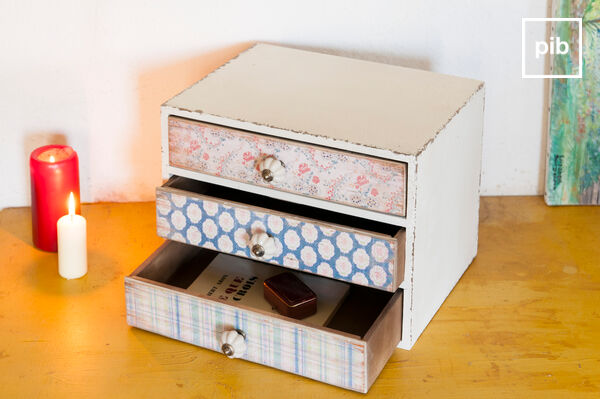 Houten stellingkasten in Shabby chic stijl