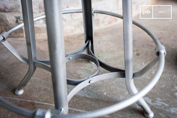 The base is worked in such a way as to ensure perfect stability.