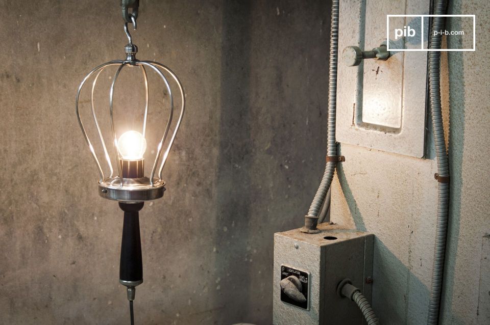 Handlamp in een typisch industriële stijl.