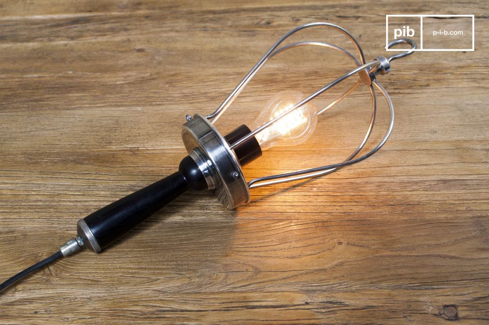 Gebeitst houten handvat en vergulde messing structuur.