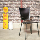 een zwart leren fauteuil op een metalen structuur die Latijnse klanken combineert met een vintage stijl.