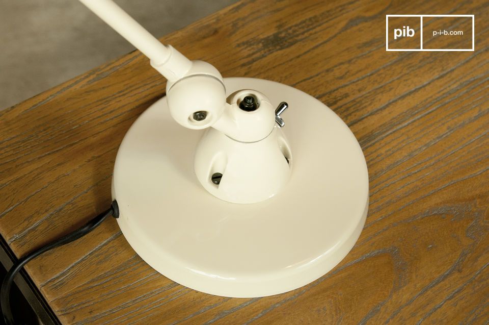 the lamp rests on a heavy base of 17cm in diameter which ensures good stability.