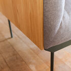 De basis is dun, perfect recht en verlengd met een houten armleuning.