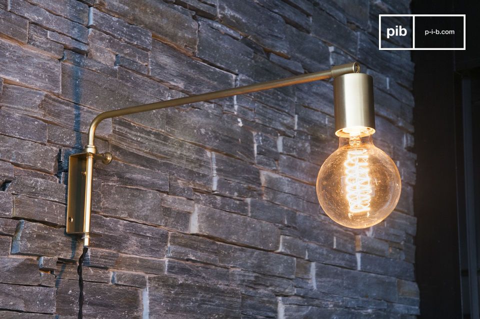 Mooie gouden wandlamp met zichtbare lamp.
