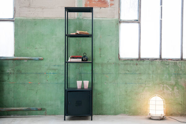 De indrukwekkende hoogte maakt het een perfecte tafellamp.