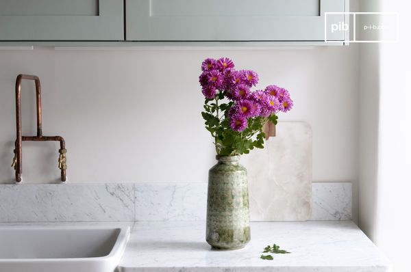 Bonito jarrón de cerámica verde.