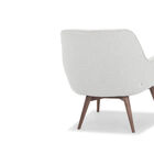 Op het eerste gezicht heeft deze stoffen fauteuil een relatief eenvoudige stijl dankzij zijn