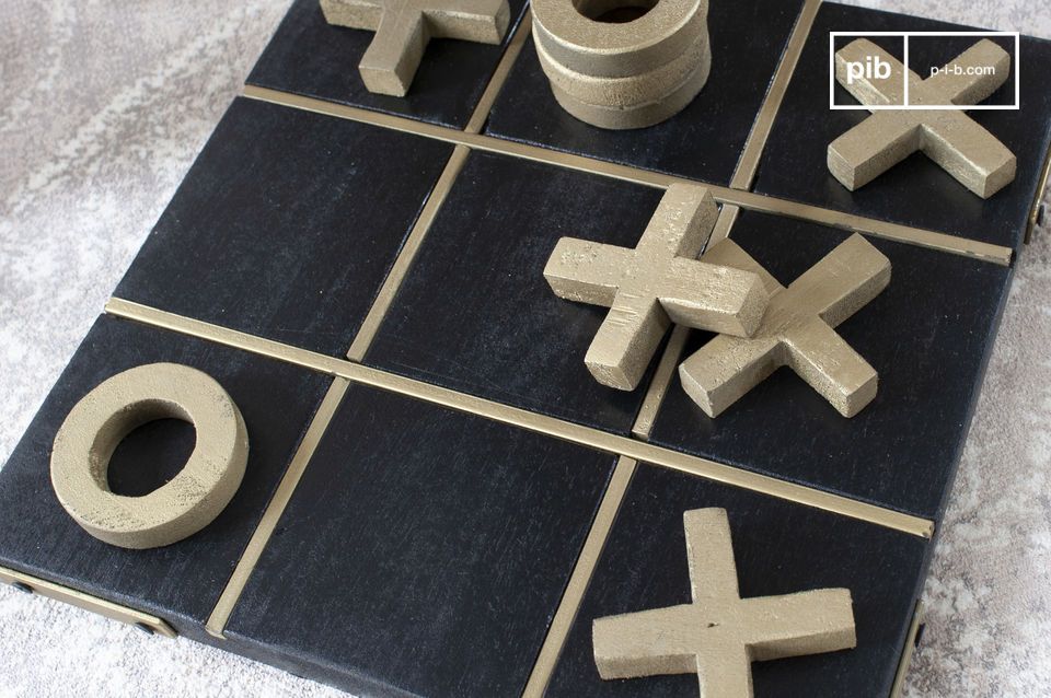 Excellente finition du tableau noir et des pièces de jeu en bois doré.