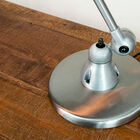 De transparante vernis vertoont lichte sporen van oxidatie.