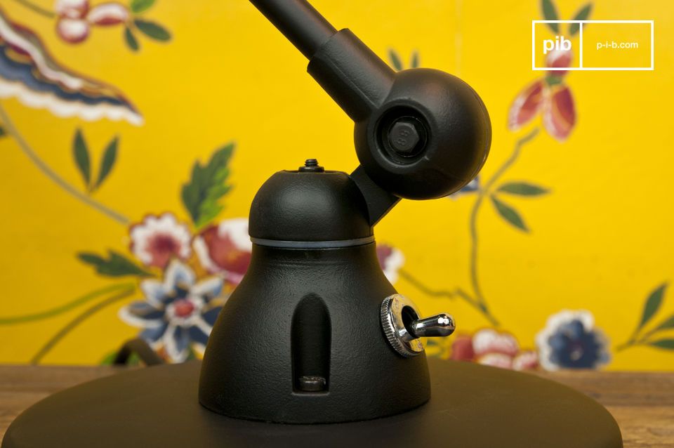 De lamp rust op een zware voet van 17cm in diameter voor een goede stabiliteit.