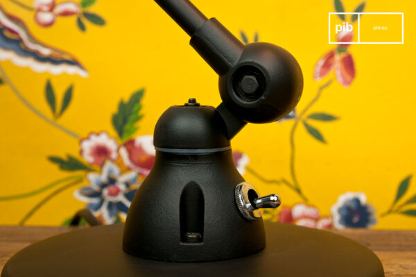 The lamp rests on a heavy base of 17cm in diameter for good stability.